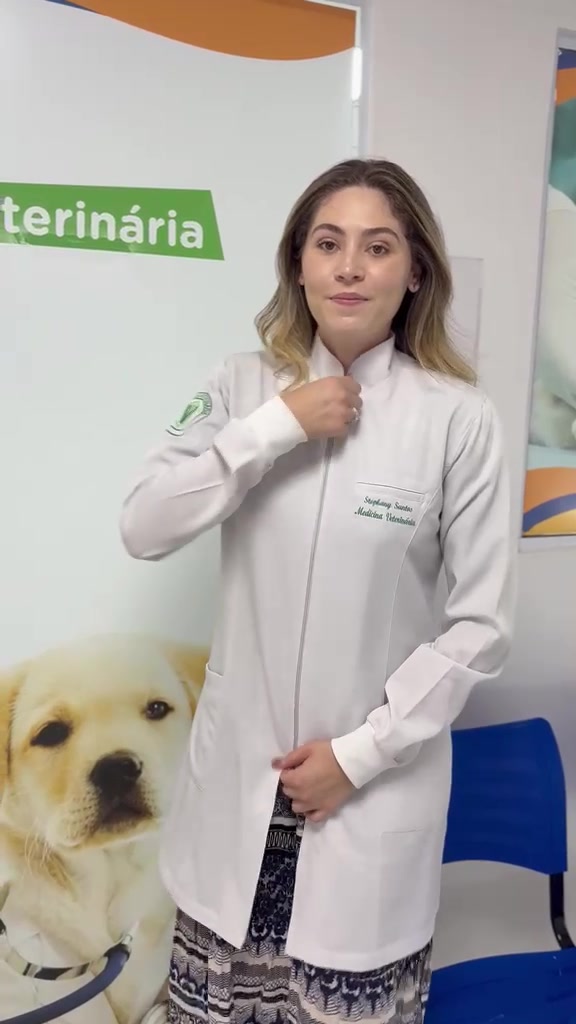 Dra. Stephany Santos vestindo seu jaleco